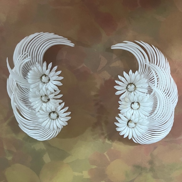 Vintage White Feather and Daisy Soft Plastic Statement Fan Earrings - Picture 1 of 5